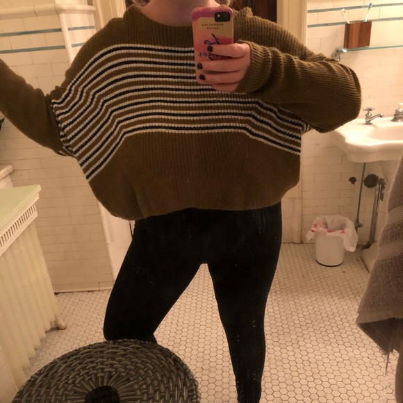 cropped, light urban sweater. - Picture 5 of 5